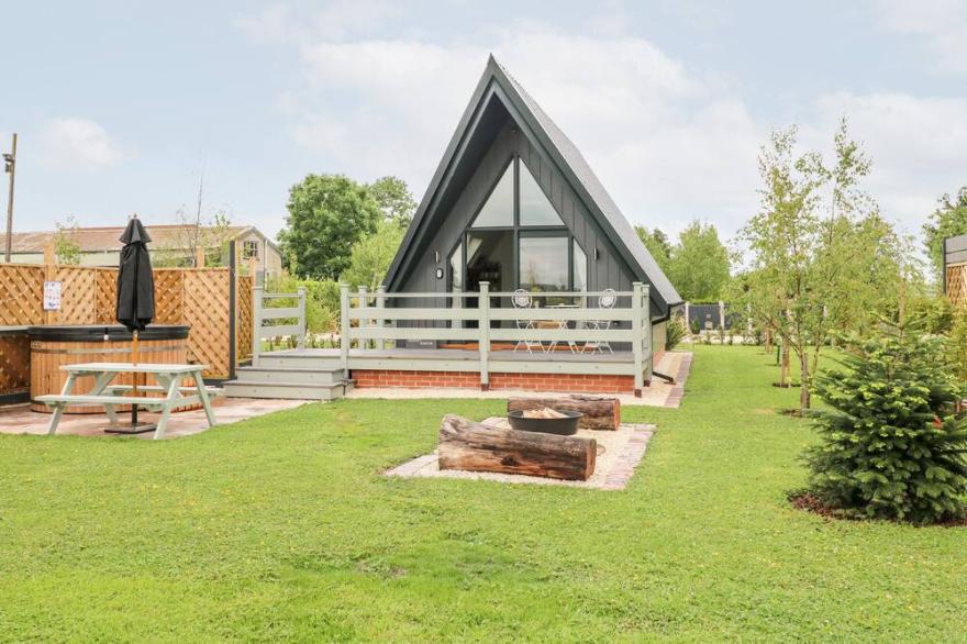 BUTTERCUP LODGE, romantic, character holiday cottage in Misterton
