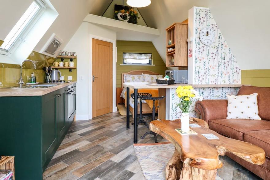 BUTTERCUP LODGE, romantic, character holiday cottage in Misterton