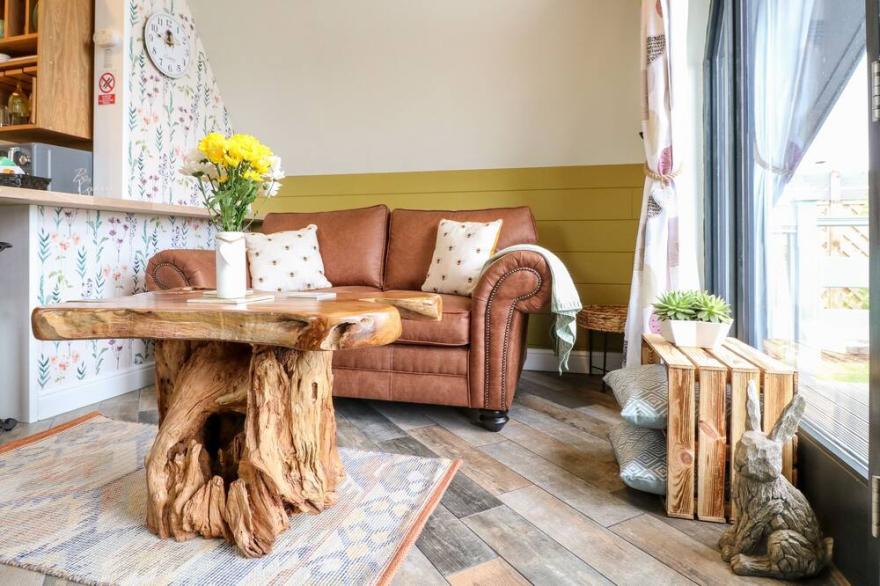 BUTTERCUP LODGE, romantic, character holiday cottage in Misterton