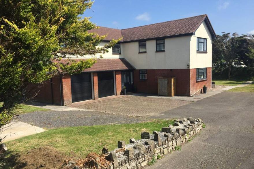 Luxury Detached House in Widemouth Bay 5 minutes from the beach. Sea views.