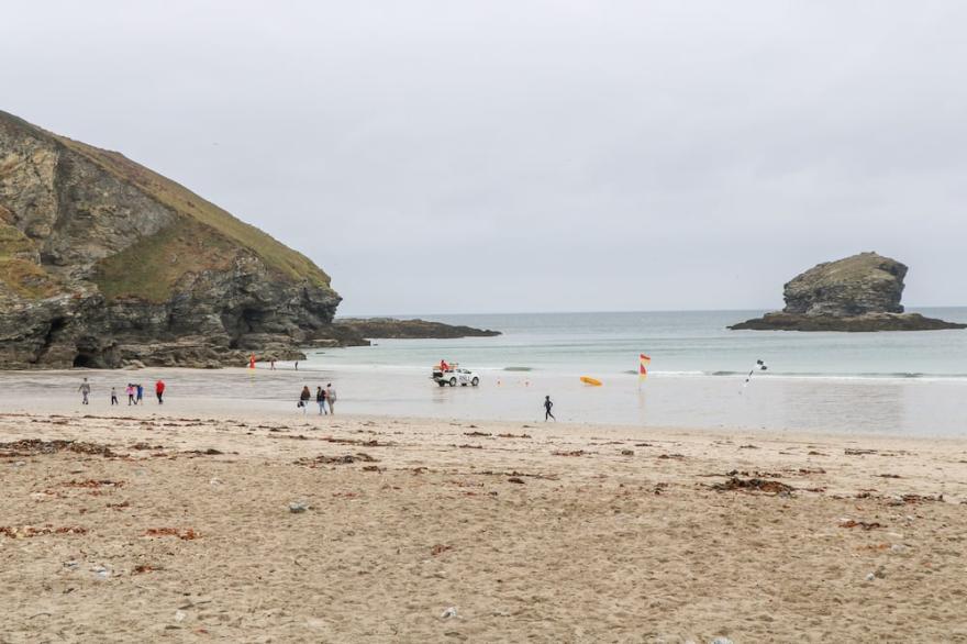 CHY LOWEN, pet friendly, character holiday cottage in Portreath