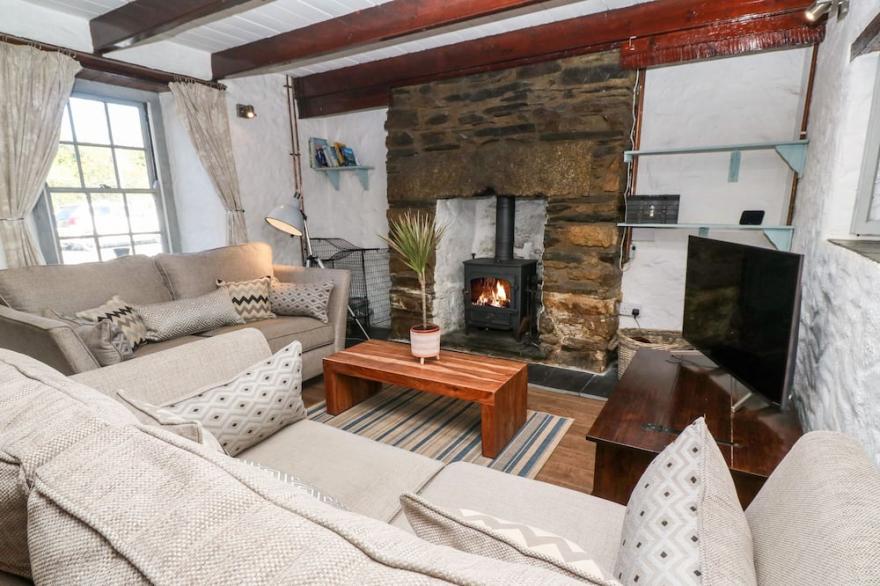 CHY LOWEN, pet friendly, character holiday cottage in Portreath