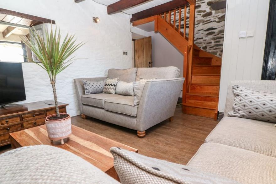 CHY LOWEN, pet friendly, character holiday cottage in Portreath