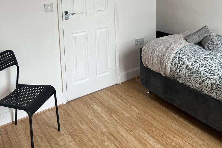 Cheerful 5 bedroom house with En Suite