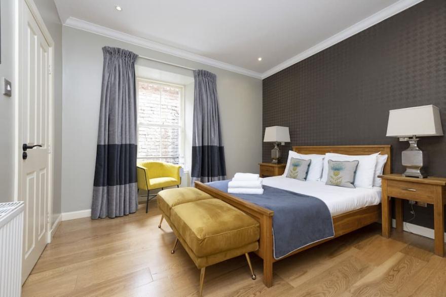 Unique apt by Edinburgh Castle