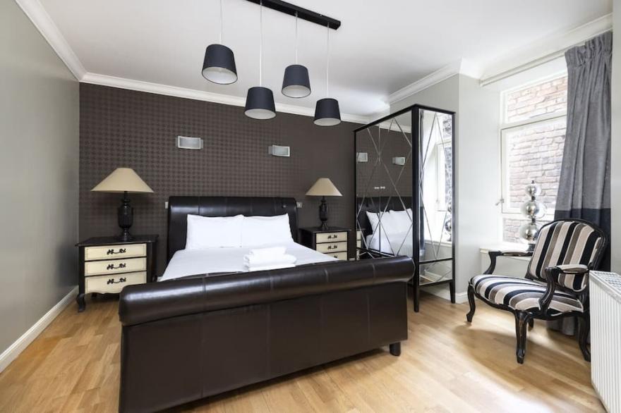 Luxury flat on the Royal Mile