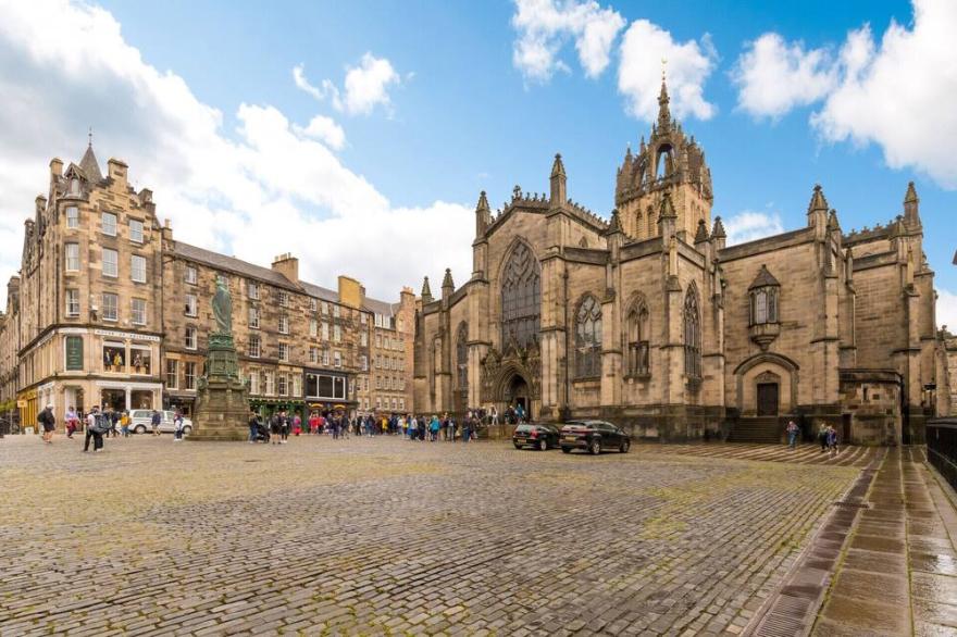 Luxury flat on the Royal Mile