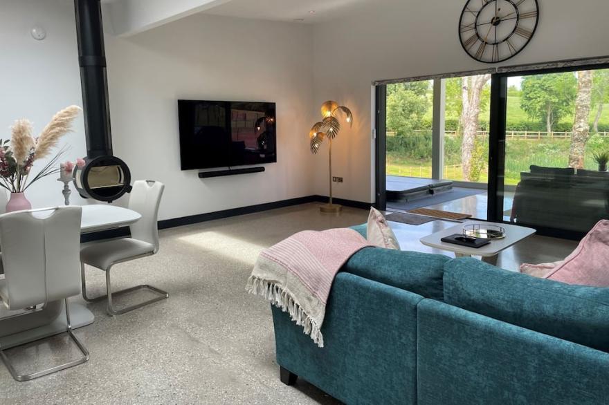 No.6, South View Lodges -  a lodge that sleeps 4 guests  in 2 bedrooms