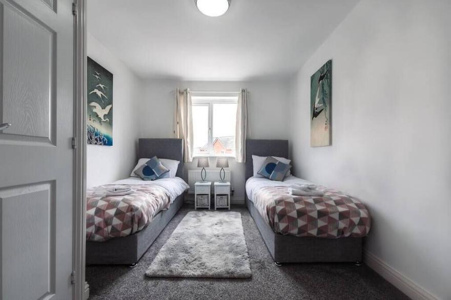 Cheerful 4 bedroom house - sleeps 6 with parking