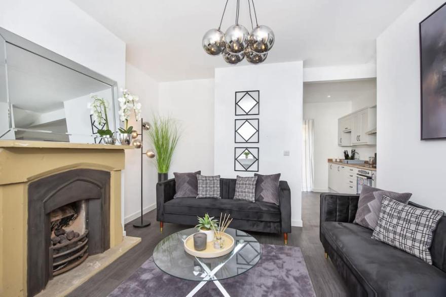 Piccadilly Place - 3 Bedroom House - sleeps 6 guests  in 3 bedrooms
