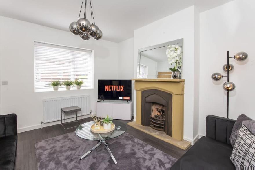 Piccadilly Place - 3 Bedroom House - sleeps 6 guests  in 3 bedrooms