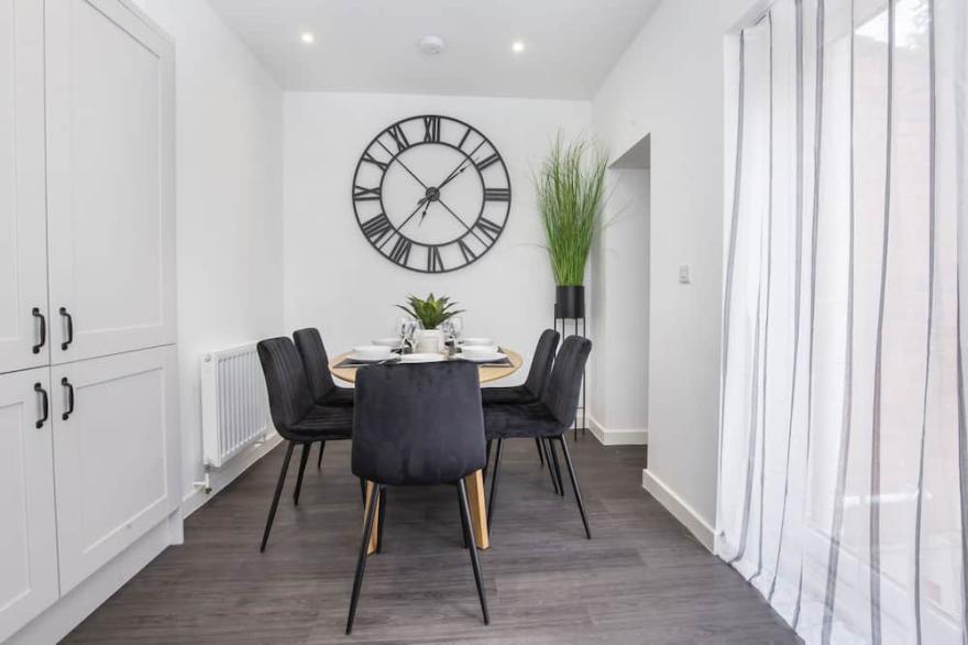 Piccadilly Place - 3 Bedroom House - sleeps 6 guests  in 3 bedrooms