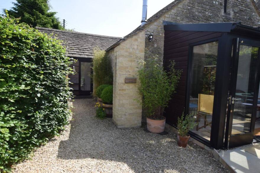 Maplewood Barn sits on a quiet lane in the picturesque village of Bisley. Steeped in history this be