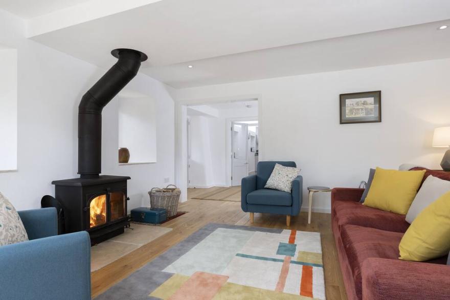 Maplewood Barn sits on a quiet lane in the picturesque village of Bisley. Steeped in history this be