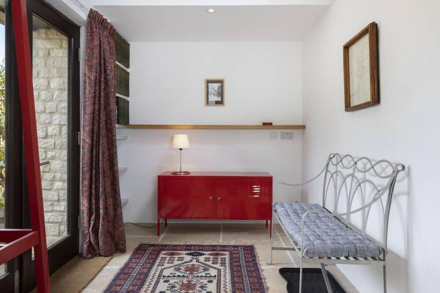 Maplewood Barn sits on a quiet lane in the picturesque village of Bisley. Steeped in history this be