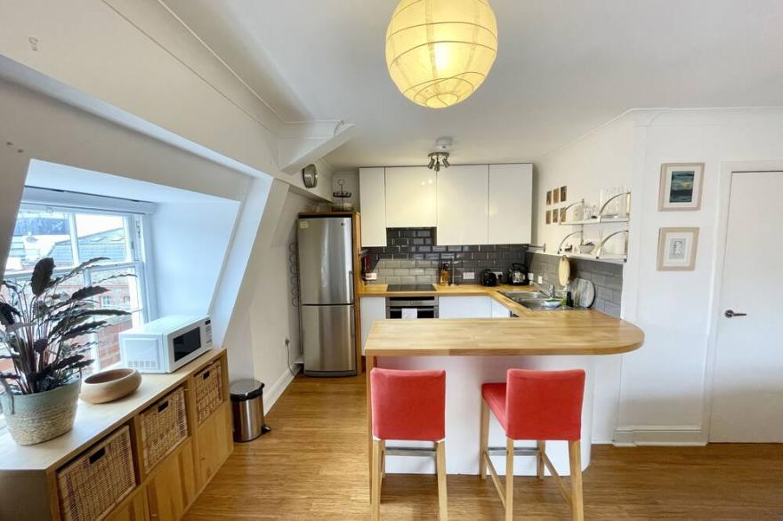Bright 1 double bed apartment near Cabot Circus
