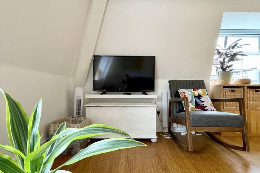 Bright 1 double bed apartment near Cabot Circus