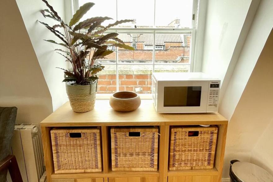Bright 1 double bed apartment near Cabot Circus
