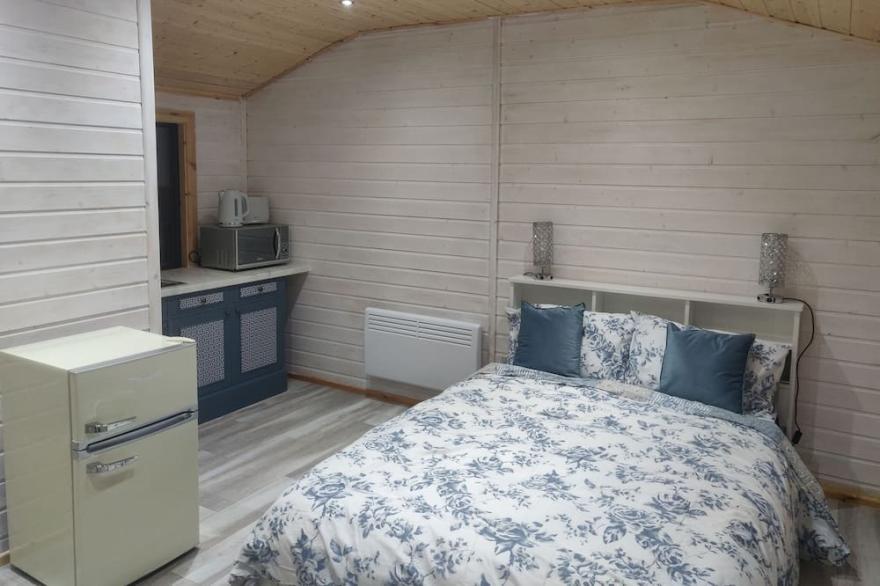 Cosy Log Cabin - views of Scrabo Tower