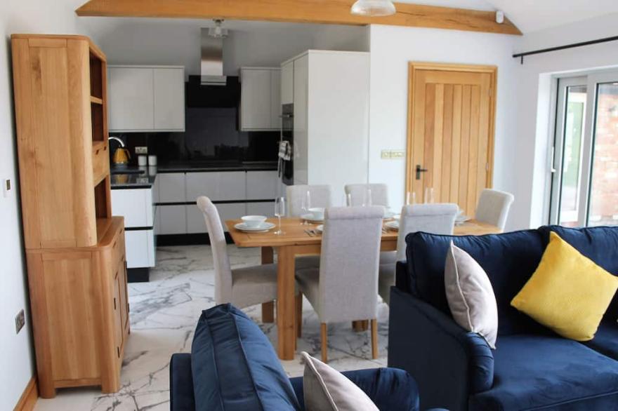 Newly converted pigsty with amazing views. One small dog welcome.