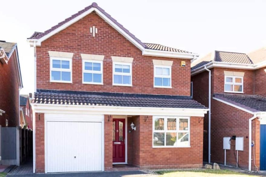 3 Bedroomed Family Home, 15 Minutes Walk to Town