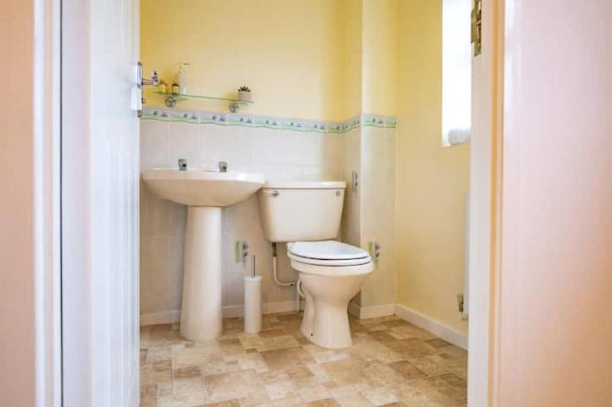 3 Bedroomed Family Home, 15 Minutes Walk to Town