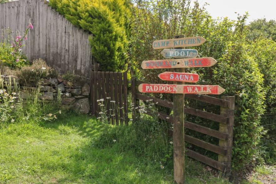 THE FARMHOUSE, family friendly, with pool in Okehampton