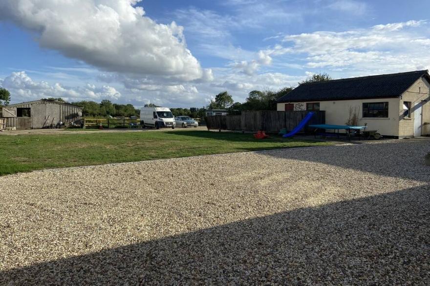 Thames Cottage, Old Mill Farm, Cotswold Water Park