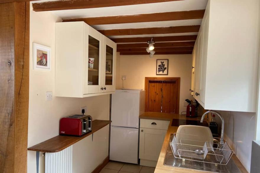 Thames Cottage, Old Mill Farm, Cotswold Water Park