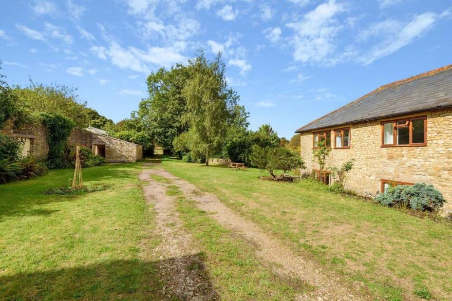 Stable House - Stable House is a stylish and generous ham stone property