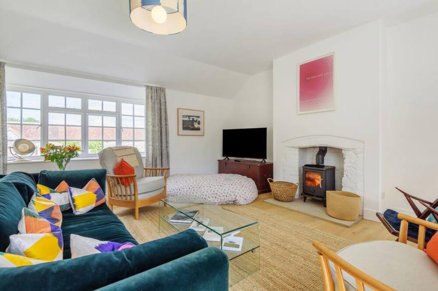 Stable House - Stable House is a stylish and generous ham stone property