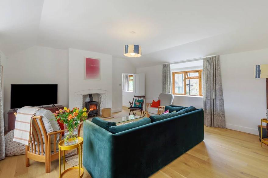 Stable House - Stable House is a stylish and generous ham stone property