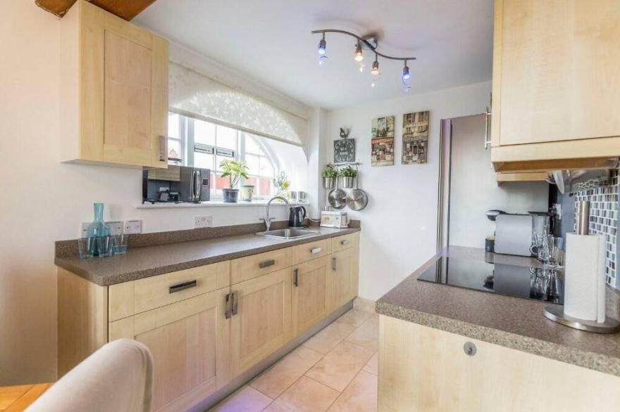 A Wonderful Garden Flat with terrace & open views for 4 people near SILVERSTONE