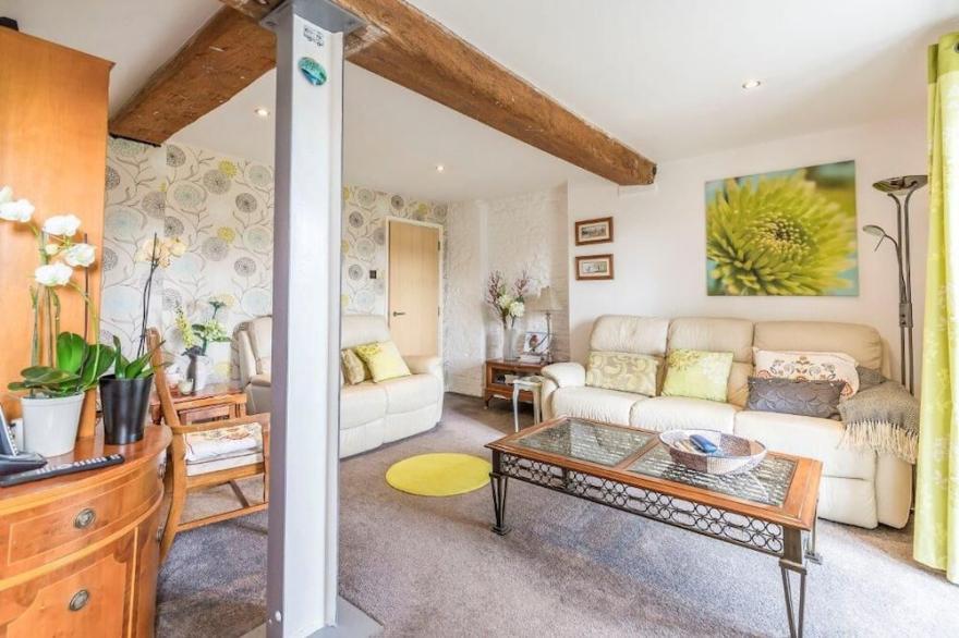 A Wonderful Garden Flat with terrace & open views for 4 people near SILVERSTONE