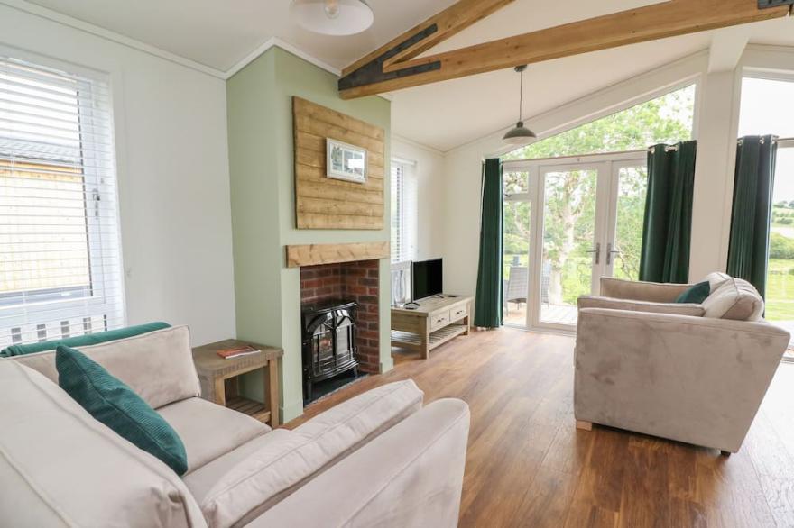 ASH LODGE, family friendly, luxury holiday cottage in Llangurig