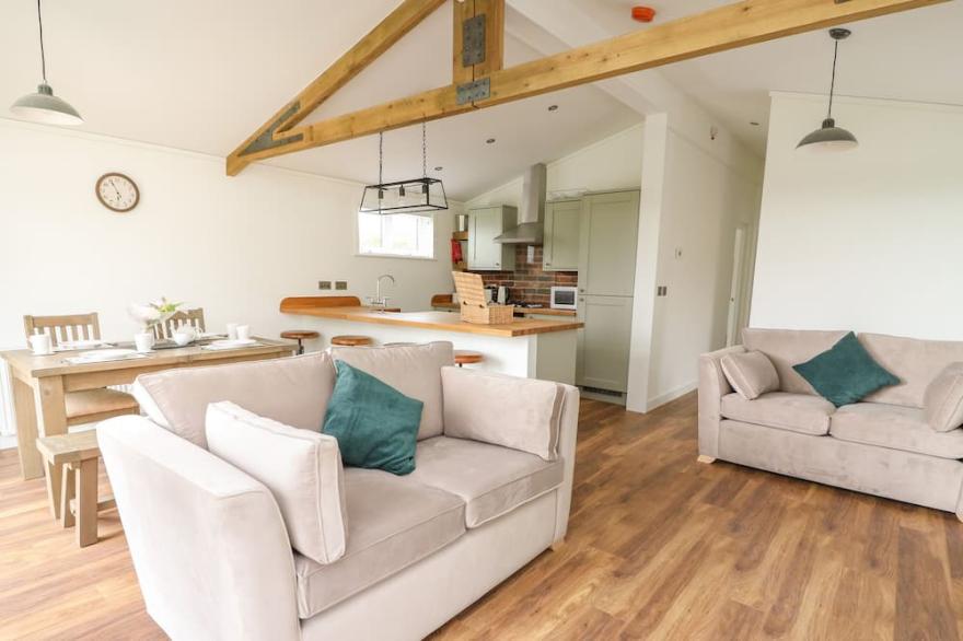 ASH LODGE, family friendly, luxury holiday cottage in Llangurig