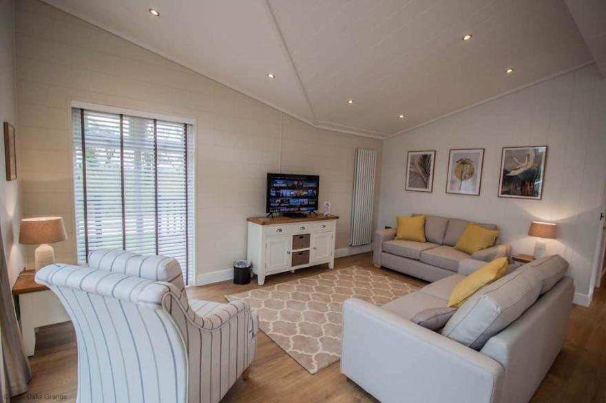 Rowan Lodge | sleeps 4 - Hot Tub, Dog Friendly - 5* Gold Award