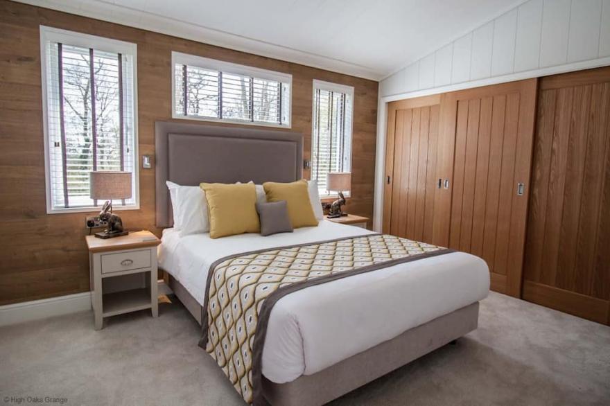 Rowan Lodge | sleeps 4 - Hot Tub, Dog Friendly - 5* Gold Award