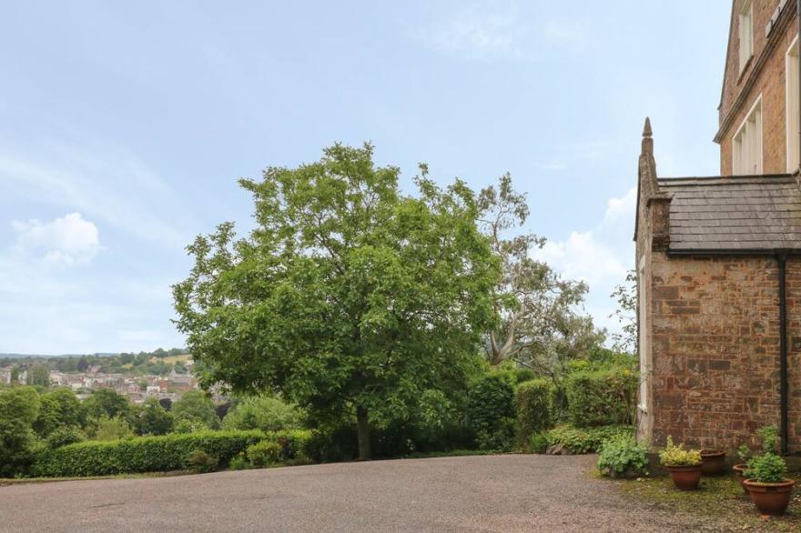 THE OLD VICARAGE, pet friendly, character holiday cottage in Tiverton