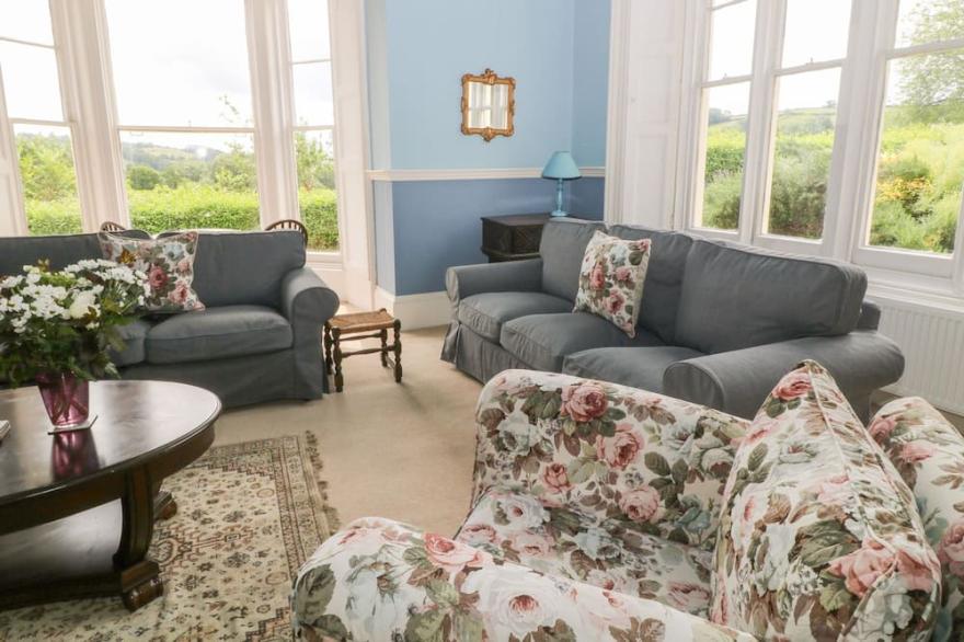 THE OLD VICARAGE, pet friendly, character holiday cottage in Tiverton