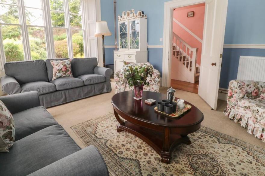 THE OLD VICARAGE, pet friendly, character holiday cottage in Tiverton