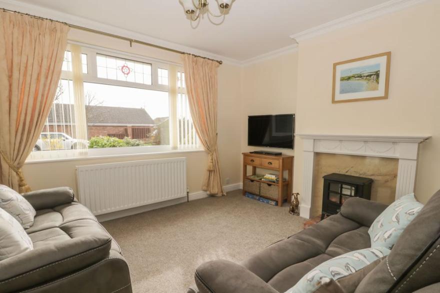 ARBOUR RETREAT, pet friendly, with a garden in Filey