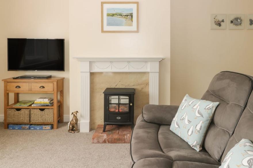 ARBOUR RETREAT, pet friendly, with a garden in Filey