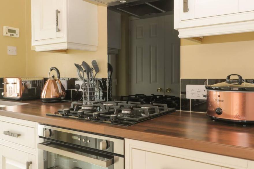 ARBOUR RETREAT, pet friendly, with a garden in Filey
