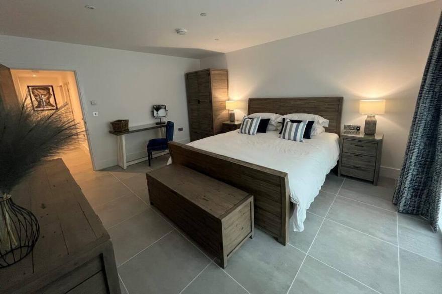 New Stunning Cliff Edge apartment opposite beautiful Tolcarne beach, Newquay