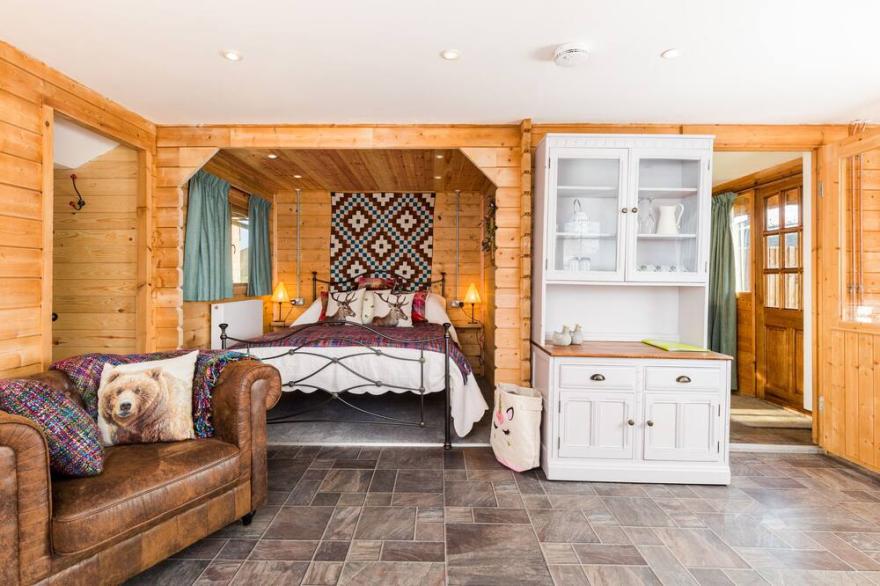 A Cosy, Rustic, Romantic Retreat with a Swimming Pool, Jacuzzi and Sauna!