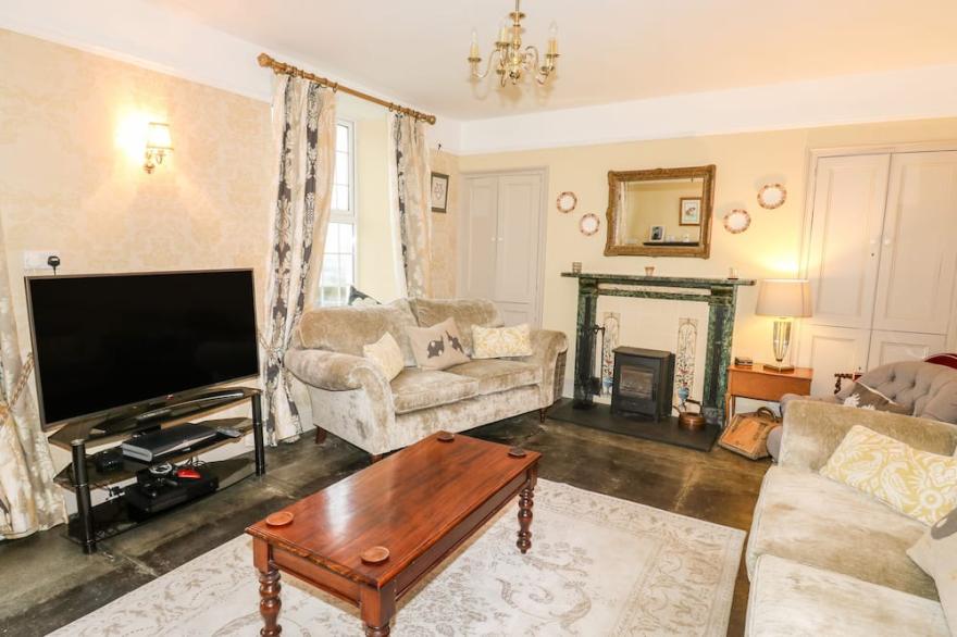 HOME FARM, family friendly, character holiday cottage in Boscastle