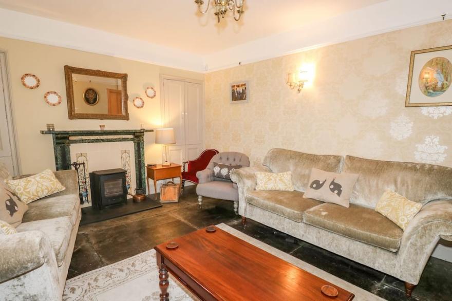 HOME FARM, family friendly, character holiday cottage in Boscastle