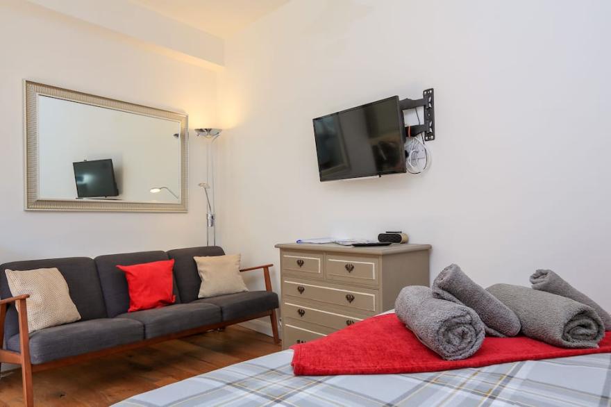 COBALT STUDIO, romantic, country holiday cottage in Dartmouth