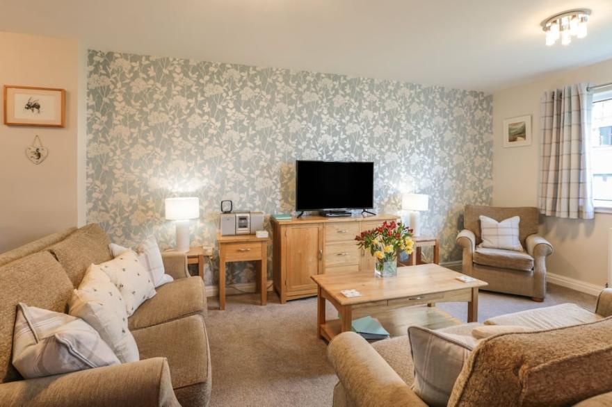 HONEYBEE COTTAGE, family friendly, with pool in Penruddock